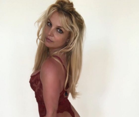 «Заберите у нее телефон»: Бритни Спирс поделилась обнаженной фотографией