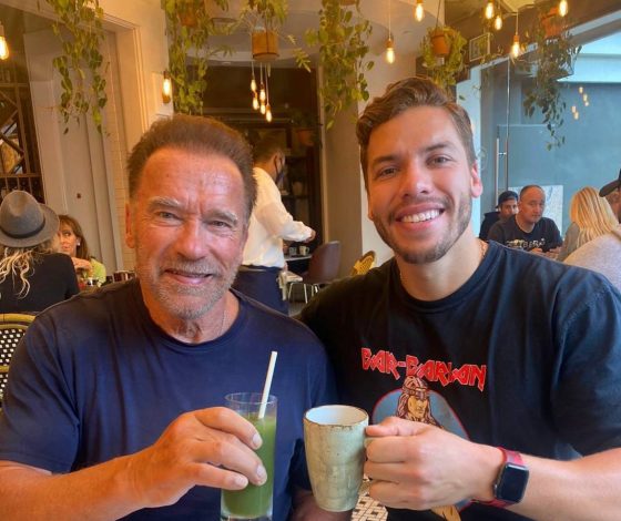 Сын Арнольда Шварценеггера повторил культовое фото отца