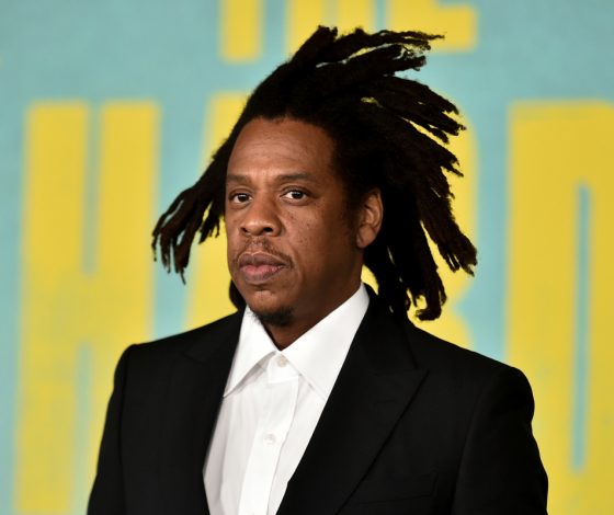 Деньги не пахнут: на Jay-Z подала в суд компания, создавшая его именной аромат