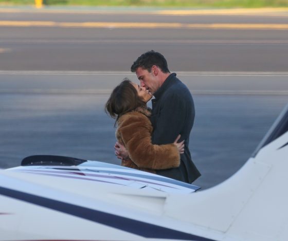 Это любовь: Бен Аффлек и Дженнифер Лопес целуются в аэропорту