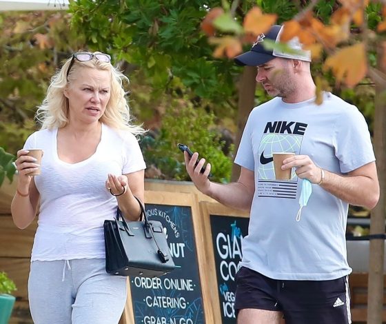 Без макияжа не узнать: как сейчас выглядит 54-летняя Памела Андерсон