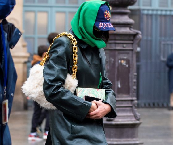 Пушистая сумка, как у Дуа Липы,- ещё один уютный аксессуар, который дополнит зимний гардероб: собрали стильные варианты