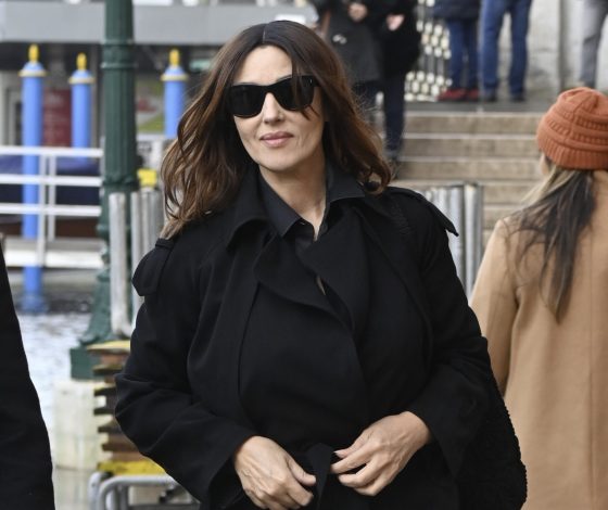 Элегантное появление: 57-летнюю Монику Беллуччи заметили вместе с режиссером Томом Вольфом в Венеции