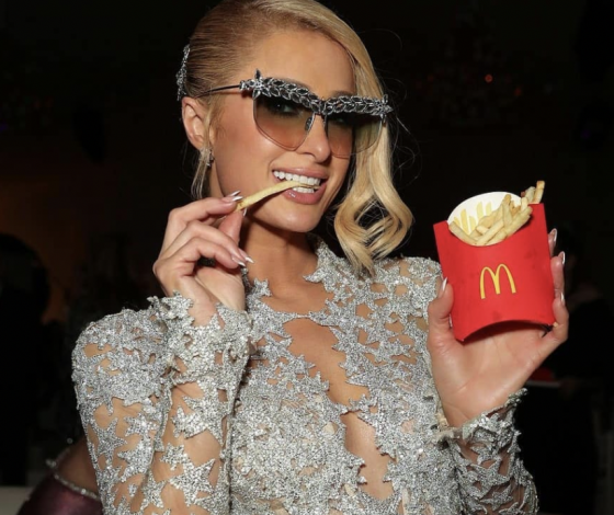 Звезды, блестки и полупрозрачная ткань: последний свадебный образ Пэрис Хилтон