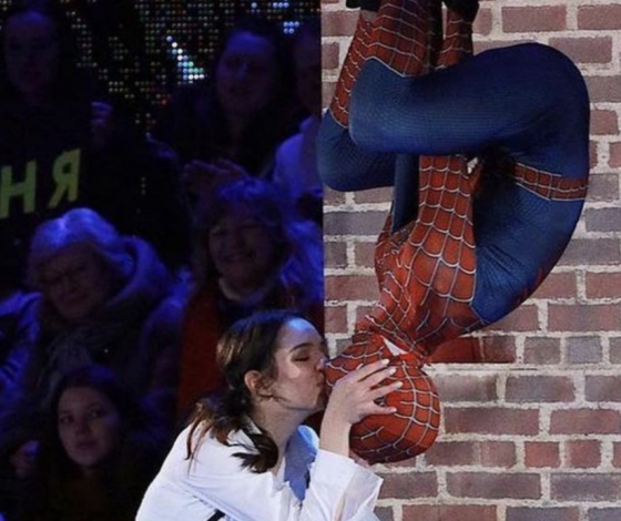 Даня Милохин и Женя Медведева повторили знаменитую сцену с поцелуем из «Человека паука»