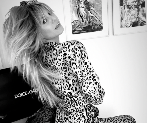 В леопардовом пальто и с камуфляжной сумкой: яркий выход 48-летней Хайди Клум