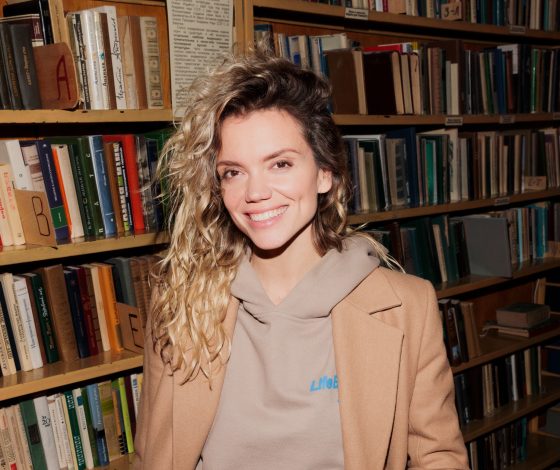 Валерия Дергилева, Вика Газинская, Владимир Познер и Надежда Соловьева и другие на открытии выставки в Доме творчества Переделкино