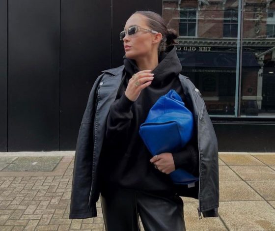 Электрический синий – идеальный цвет для зимних аксессуаров: доказывают fashion-блогеры