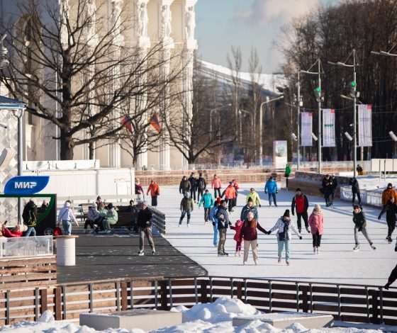 Чем заняться на выходных: ВДНХ приглашает на экскурсии на катке