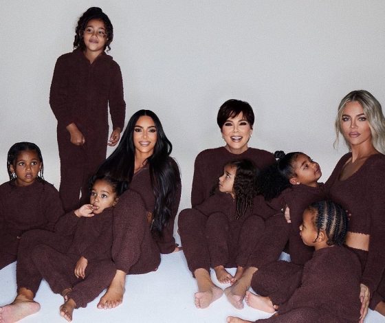 Что не так с новой рождественской открыткой семейства Кардашьян-Дженнер?