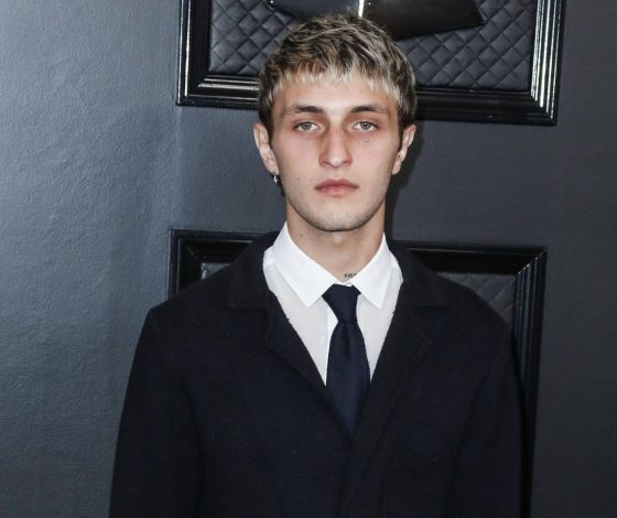 После расставания с Дуа Липой: Анвар Хадид весело проводит время с другом