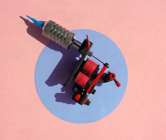 На эту и на ту: три главных тренда татуировок 2022