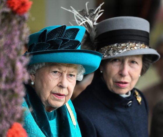 Цифра дня: сколько Елизавета II тратит на подарки придворным