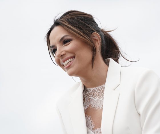 Без стеснений: 46-летняя звезда «Отчаянных домохозяек» Ева Лонгория вышла в боди и прозрачных брюках