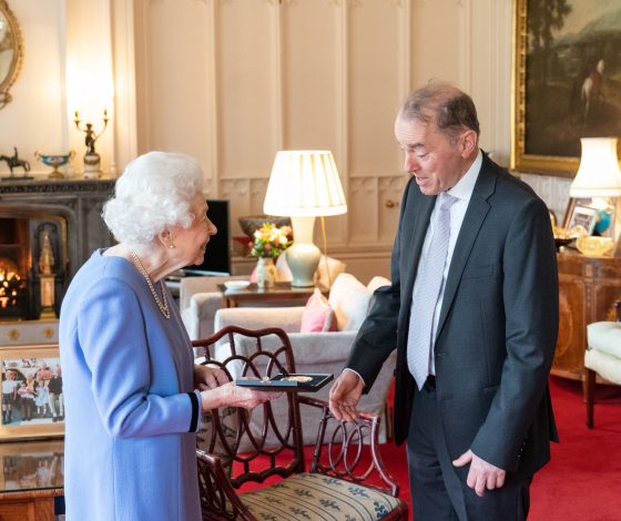 Елизавета II случайно показала личную фотографию с принцем Филиппом и правнуками