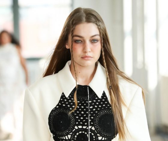 Виниловые губы и цветные стрелки: главные тренды макияжа 2022