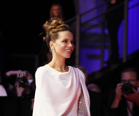 Идеальный наряд для Нового года: Кейт Бекинсейл в белоснежном платье со сверкающими рукавами