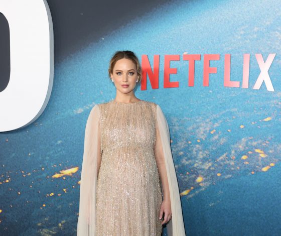 В сверкающем платье со шлейфом: беременная Дженнифер Лоуренс появилась на красной дорожке вместе с Леонардо ДиКаприо