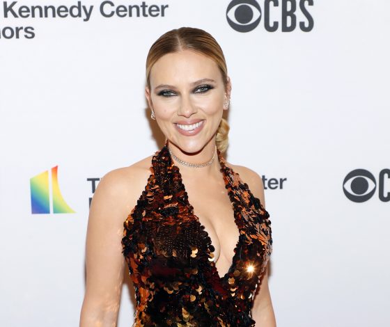 В платье из пайеток с глубоким декольте: новый выход Скарлетт Йоханссон спустя 3 месяца после родов