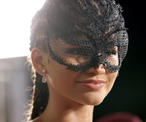 Паутина, кружево и сногсшибательный разрез: Зендея на премьера нового «Человека-паука»