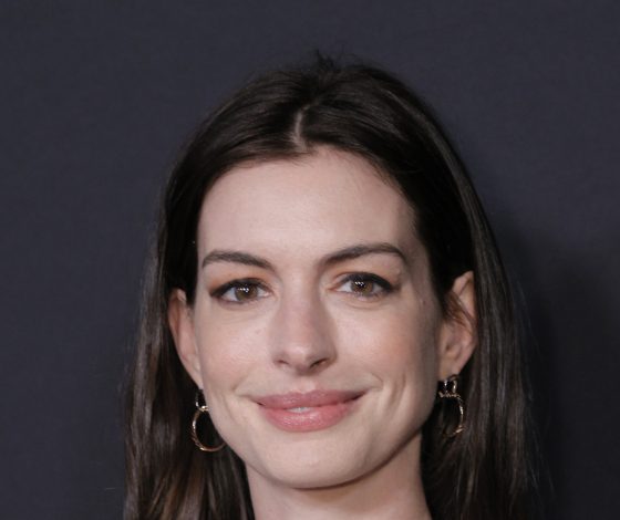 Энн Хэтэуэй кардинально сменила имидж и стала блондинкой