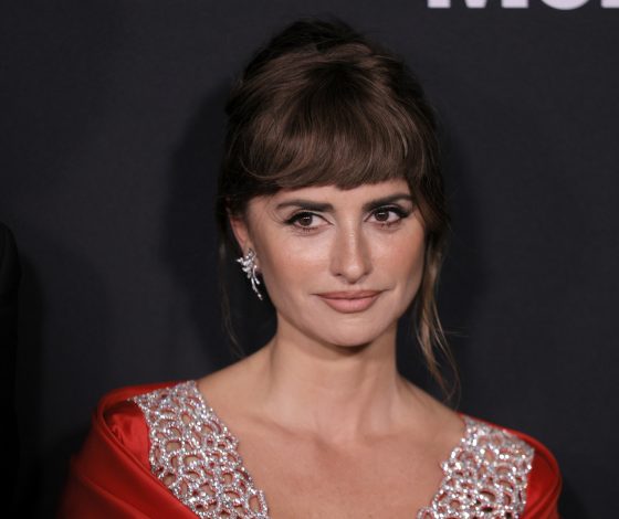 Красное платье и блеск кристаллов: новый выход 47-летней Пенелопы Крус