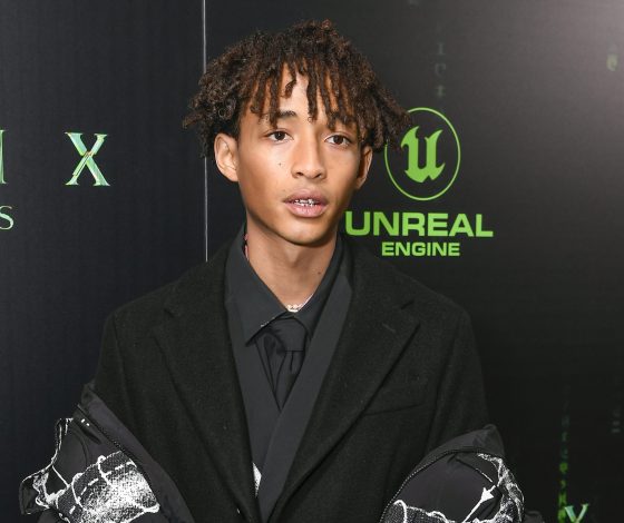 Смелый аутфит: Джейден Смит в пушистой фиолетовой шляпе и рваных потертых джинсах произвел фурор