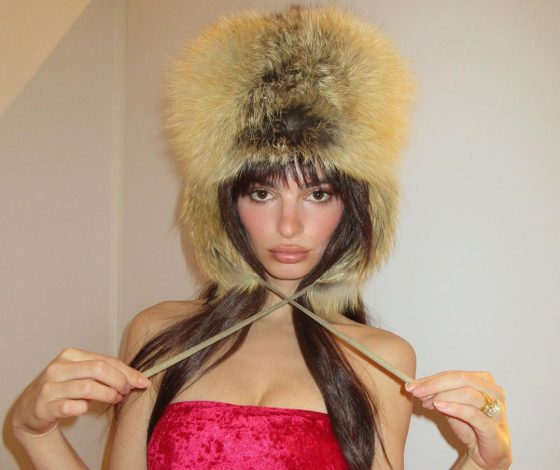 Меховая шапка-ушанка и бархатный купальник: новый образ Эмили Ратаковски удивил фанатов