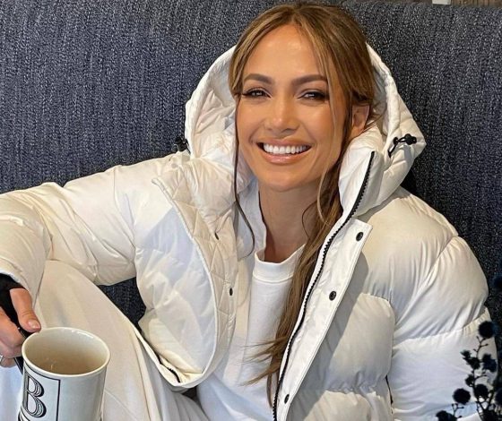 Комфорт превыше всего: Дженнифер Лопес выбрала уютный аутфит для прогулки по городу