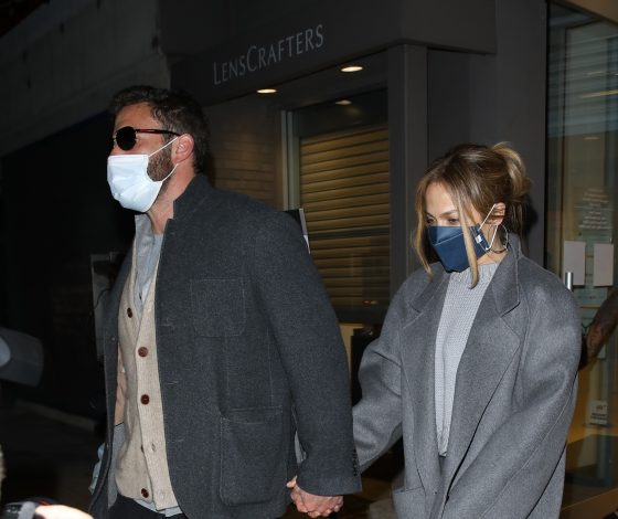 В парных аутфитах: Джей Ло и Бен Аффлек целуются во время шопинга