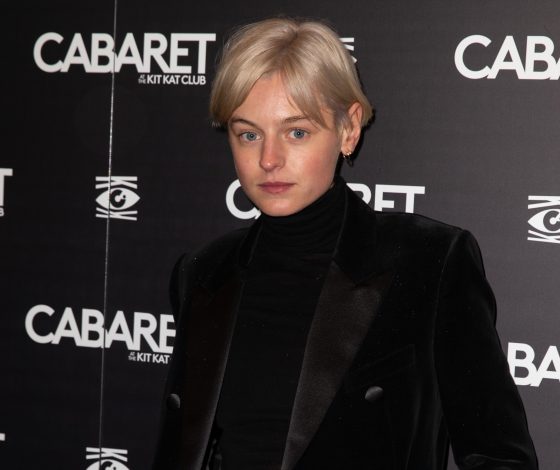 Жизнь после каминг-аута: Эмма Коррин вышла в свет в бархатном смокинге