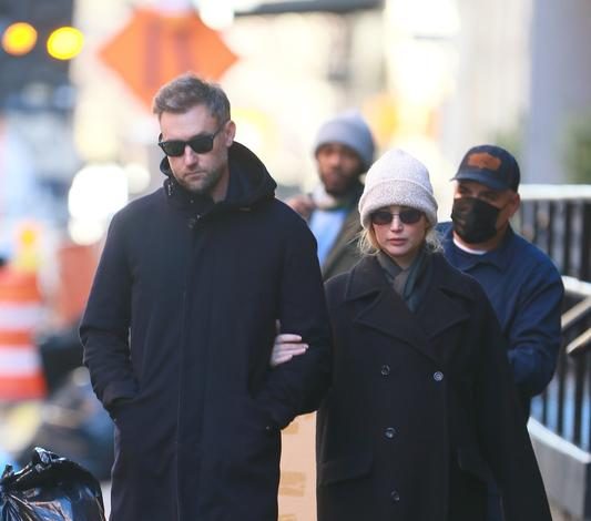 «Ждем малыша в следующем месяце»: новый выход беременной Дженнифер Лоуренс с мужем