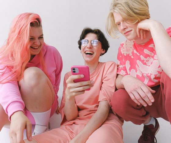 Гаджеты вредят телу: 7 советов для избавления от «текстовой шеи»