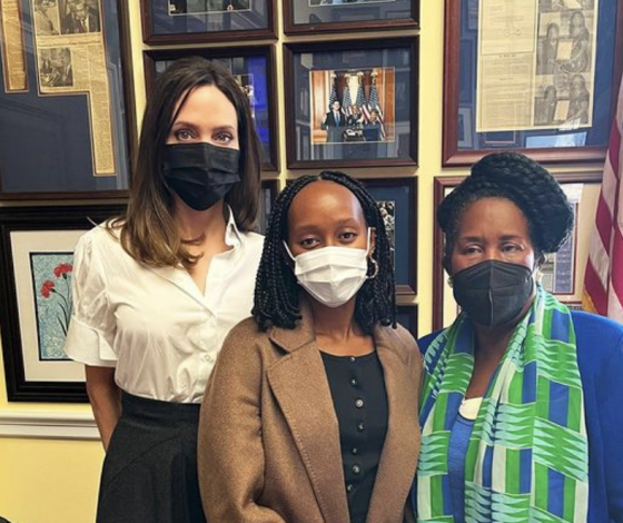 Мамина гордость: редкий выход Анджелины Джоли с дочерью