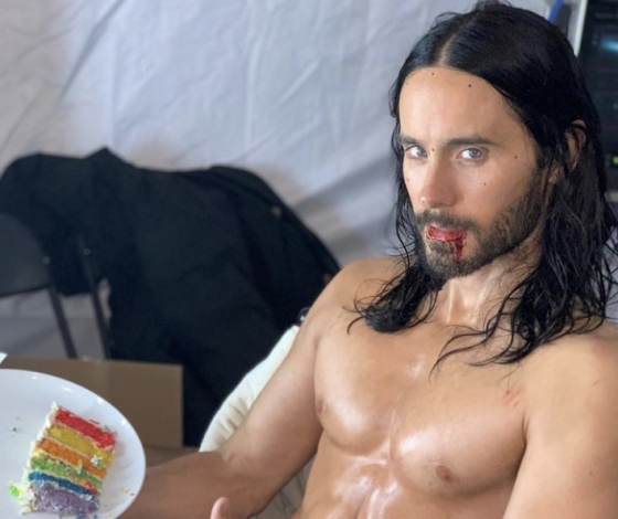 С тортом, но без одежды: как Джаред Лето отпраздновал свои 50