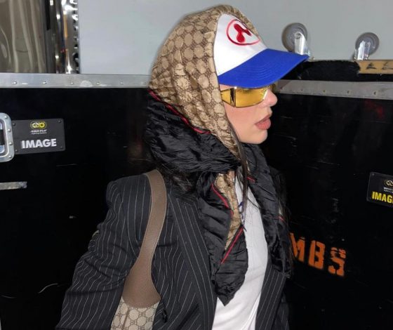 Рианна VS Дуа Липа: кто носит бейсболку с платком круче