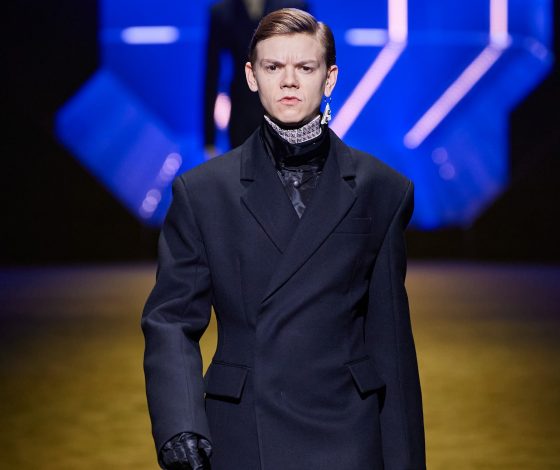 Комбинезоны в космическом стиле и моносерьги-брелки на показе мужской коллекции Prada Fall 2022