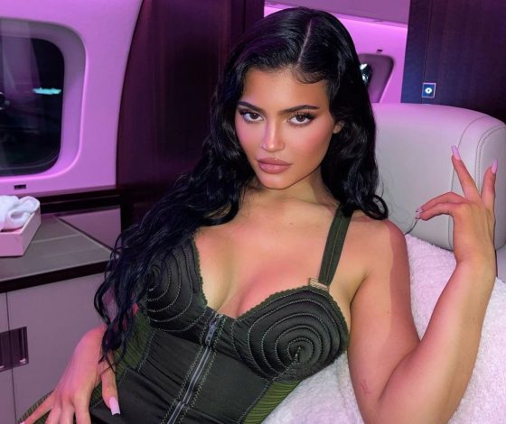 Кайли Дженнер стала первой девушкой в мире, набравшей 300 миллионов подписчиков в Instagram