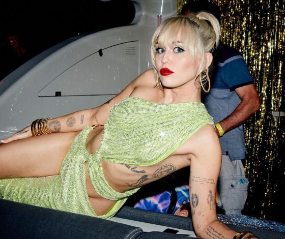 Неловкая ситуация: у Майли Сайрус слетел топ в прямом эфире новогоднего шоу