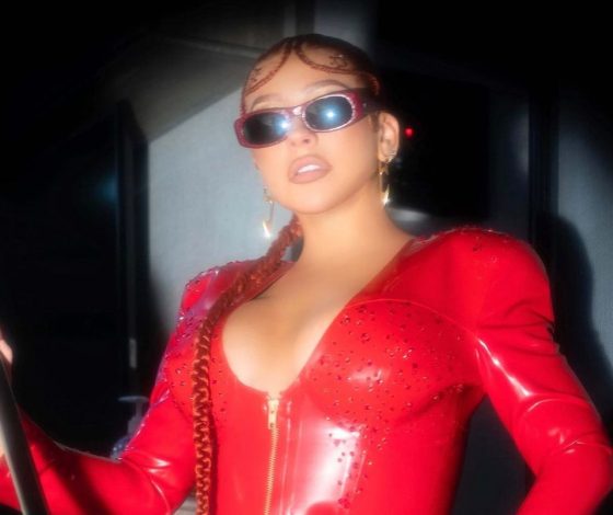 В красном латексе и с откровенным декольте: яркий образ Кристины Агилеры