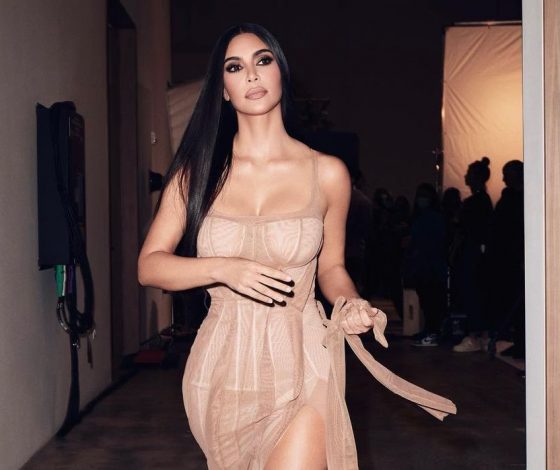 В нежном платье под цвет кожи: Ким Кардашьян в рекламной кампании своего парфюма