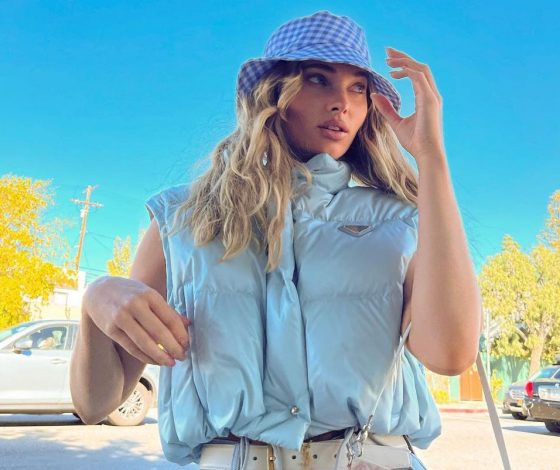 Эльза Хоск в нежно-голубом образе напоминает нам, что скоро весна