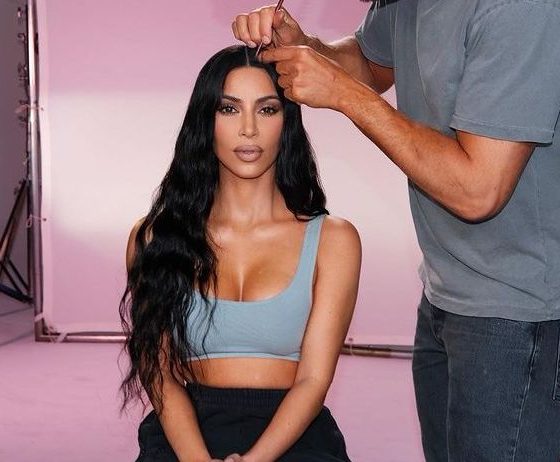 Парикмахер Ким Кардашьян поделился лайфхаком для идеального небрежного пучка (спойлер: такого мы еще не видели)