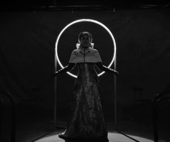 Ее Величество Адель: певица предстала в королевском образе и показала результат похудения