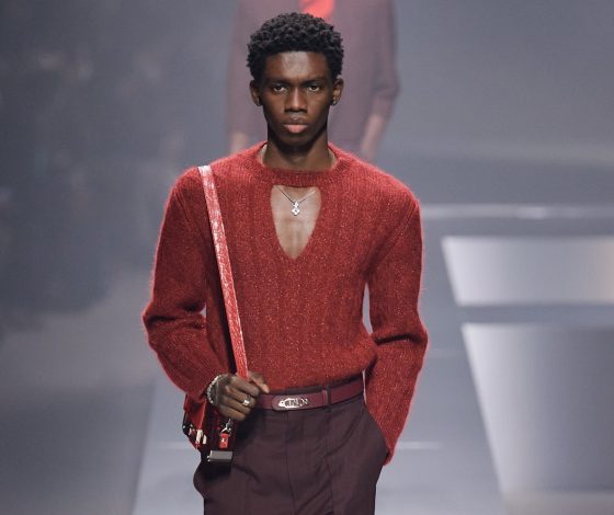 Гольфы с монограммой и джемперы с вырезами в мужской коллекции Fendi Fall 2022