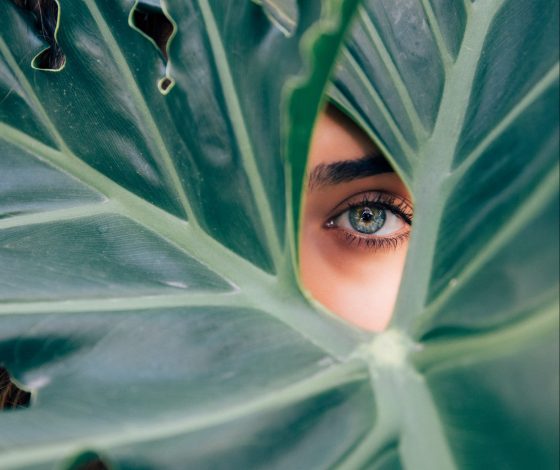 Что-то ты выглядишь уставшей: как убрать синяки под глазами?