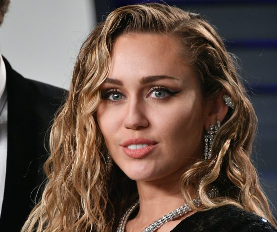 В TikTok нашли способ мыть волосы раз в месяц. Он правда работает?