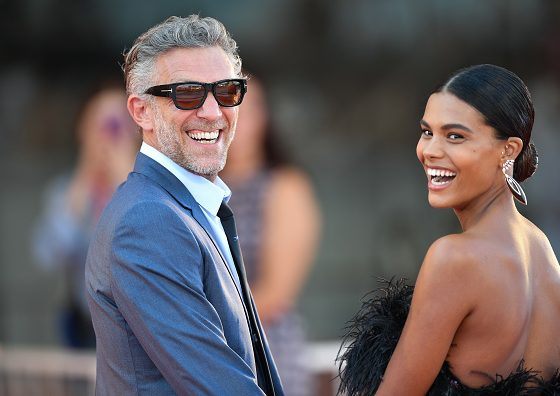 Семейная идиллия: Тина Кунаки и Венсан Кассель отдыхают на пляже в Бразилии