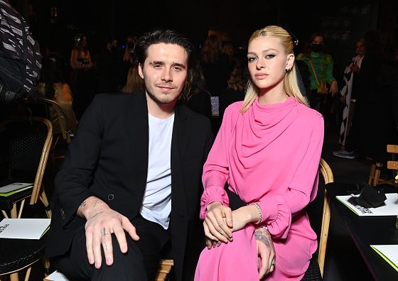 Как Никола Пельтц выглядит в экстремальном мини и сапогах на платформе? На 10 из 10