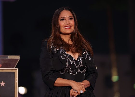 Без стеснений: 55-летняя Сальма Хайек позирует в купальнике